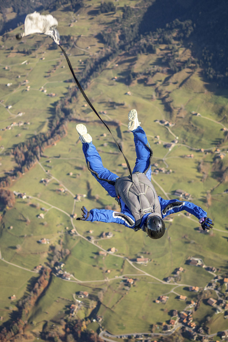 高空跳伞挑战:从天空一跃而下的简单介绍 高空跳伞挑战:从天空一跃而下的简单介绍