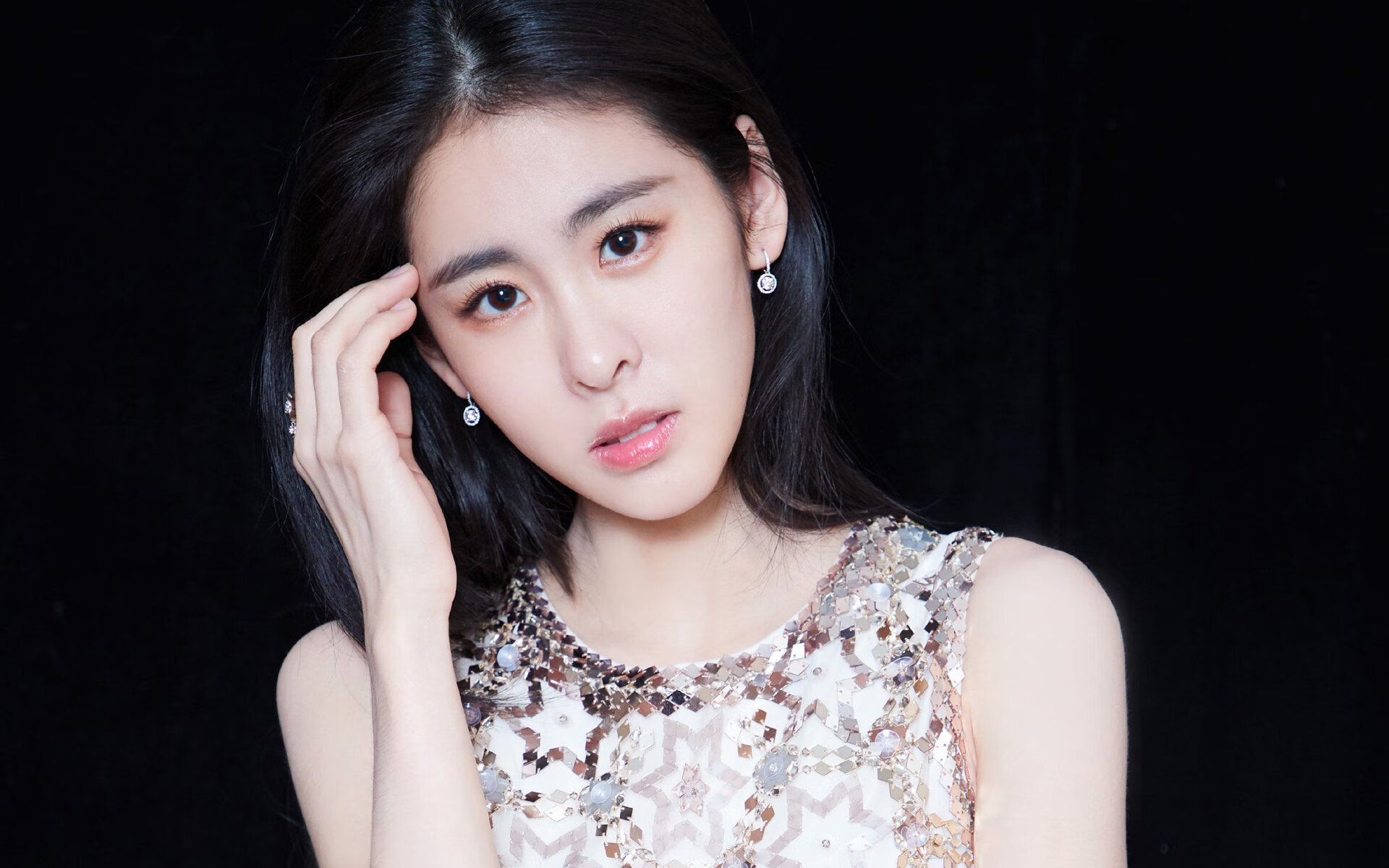 开云官方-活动周边：运动员签名照与台球器材热销，运动员个性签名