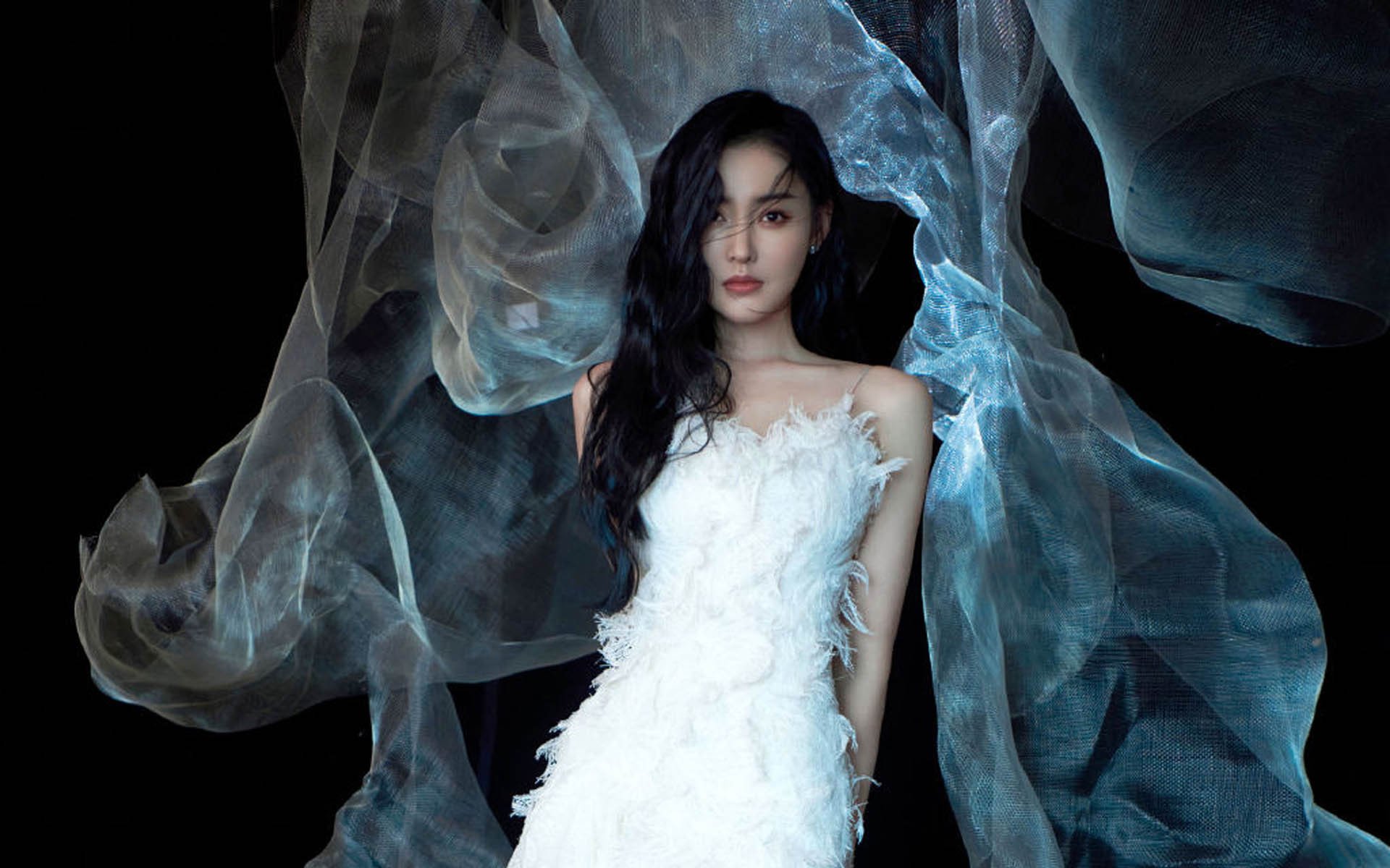 瑞士女足队员团结一心，齐心协力向前进