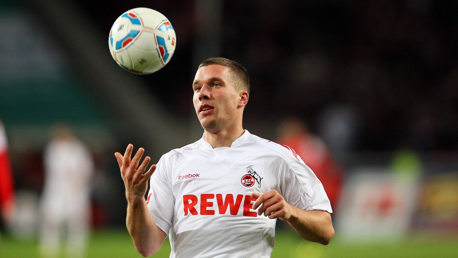 足球场上的“巨星”，他们的表现令人惊讶！，踢足球巨星